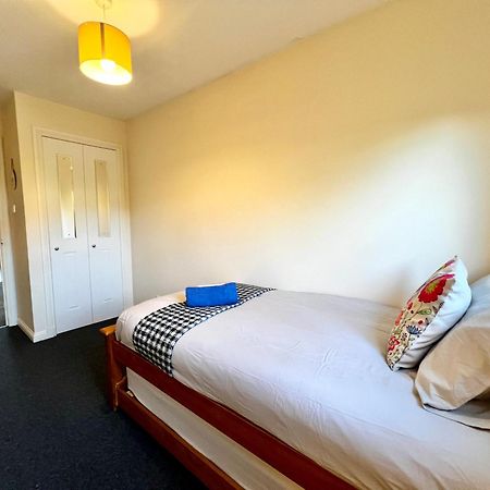 Stylish Modern Flat With Juliet Balcony & Parking Leilighet Glasgow Eksteriør bilde