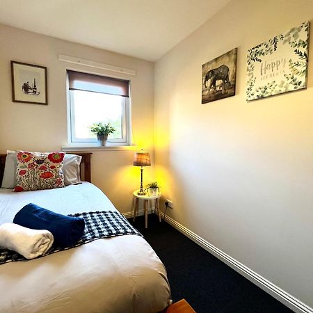 Stylish Modern Flat With Juliet Balcony & Parking Leilighet Glasgow Eksteriør bilde