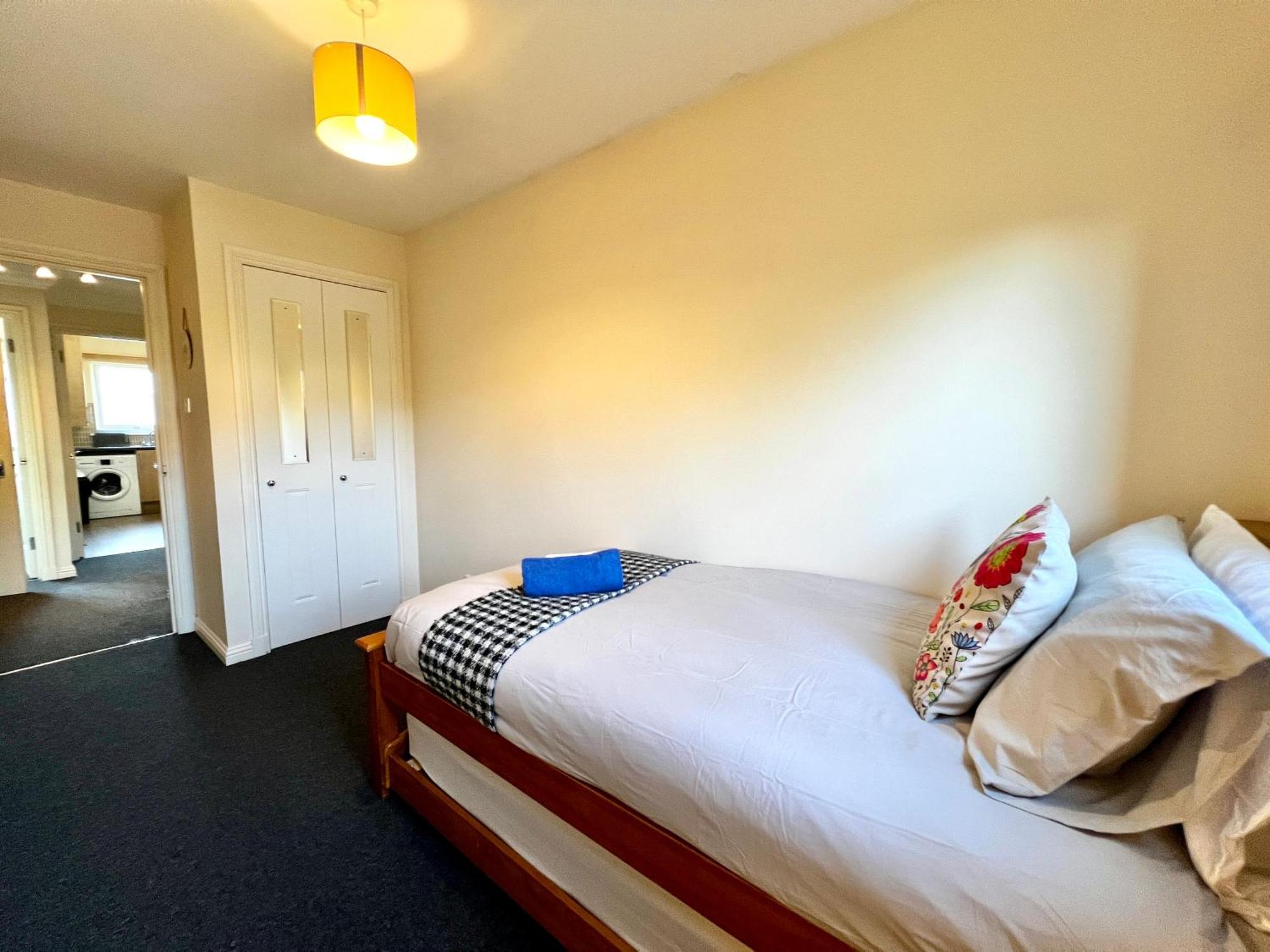 Stylish Modern Flat With Juliet Balcony & Parking Leilighet Glasgow Eksteriør bilde