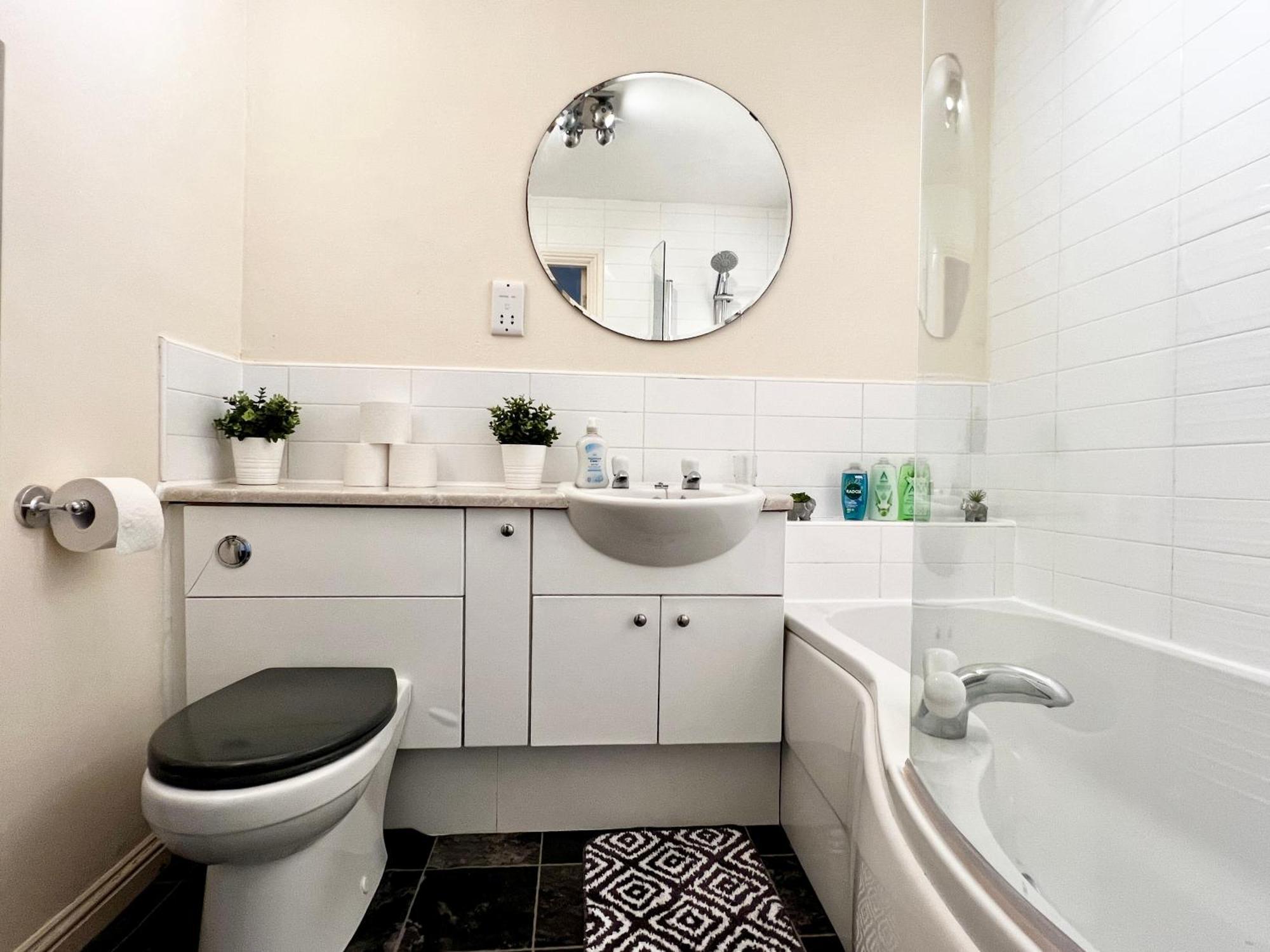 Stylish Modern Flat With Juliet Balcony & Parking Leilighet Glasgow Eksteriør bilde