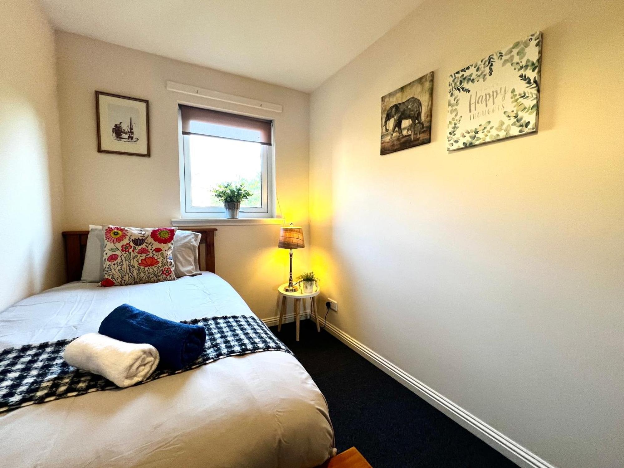 Stylish Modern Flat With Juliet Balcony & Parking Leilighet Glasgow Eksteriør bilde