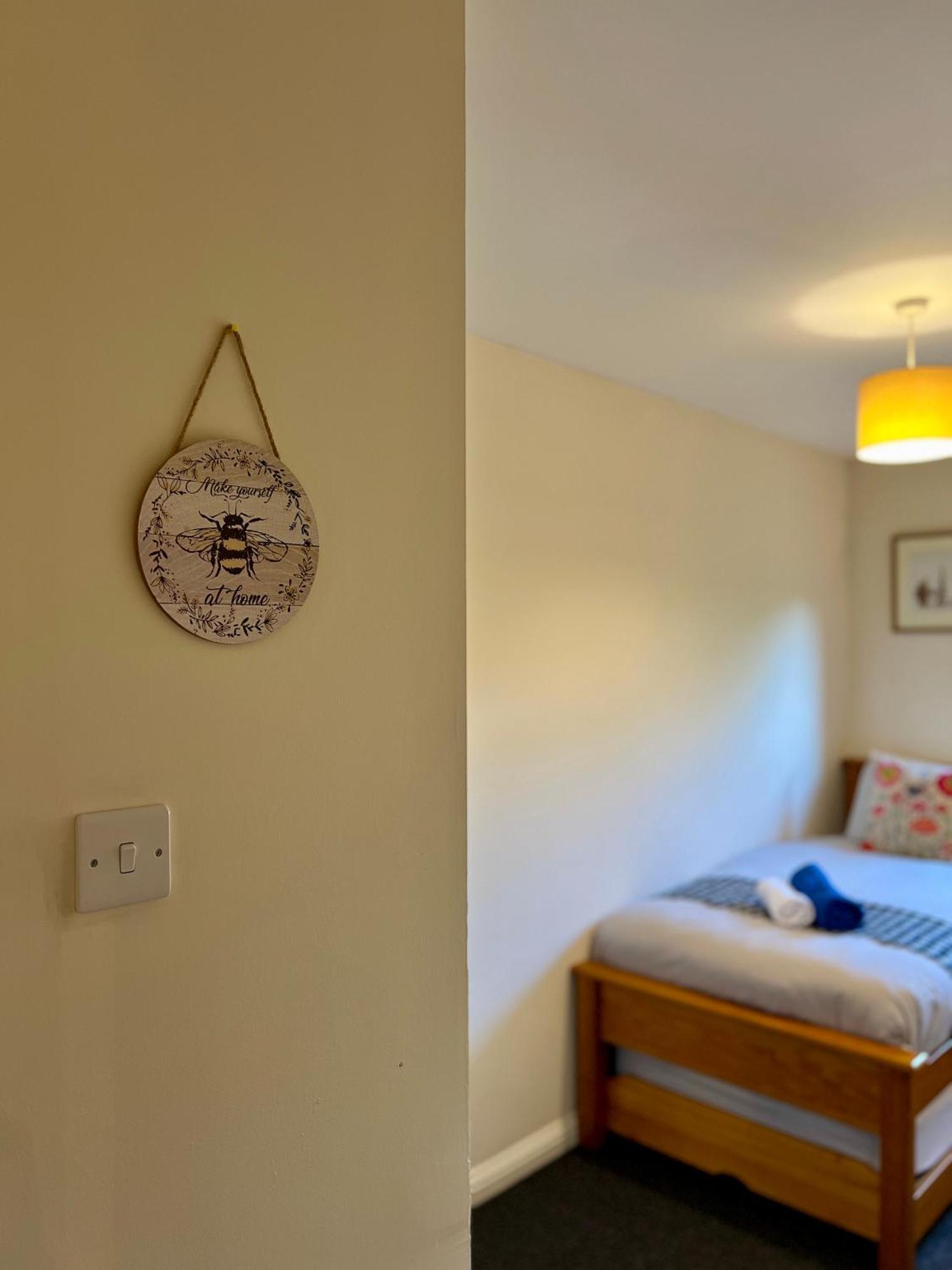 Stylish Modern Flat With Juliet Balcony & Parking Leilighet Glasgow Eksteriør bilde