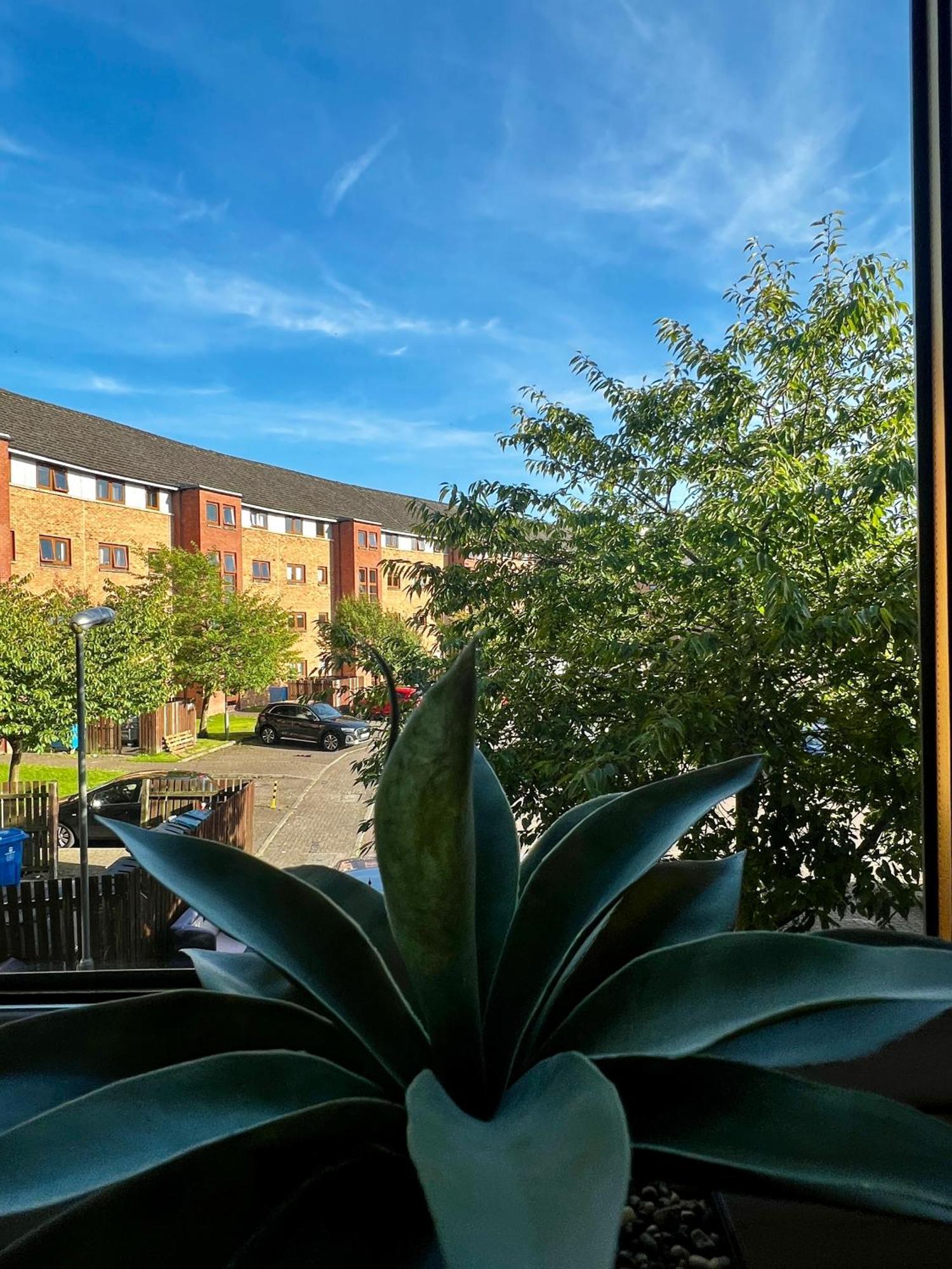 Stylish Modern Flat With Juliet Balcony & Parking Leilighet Glasgow Eksteriør bilde