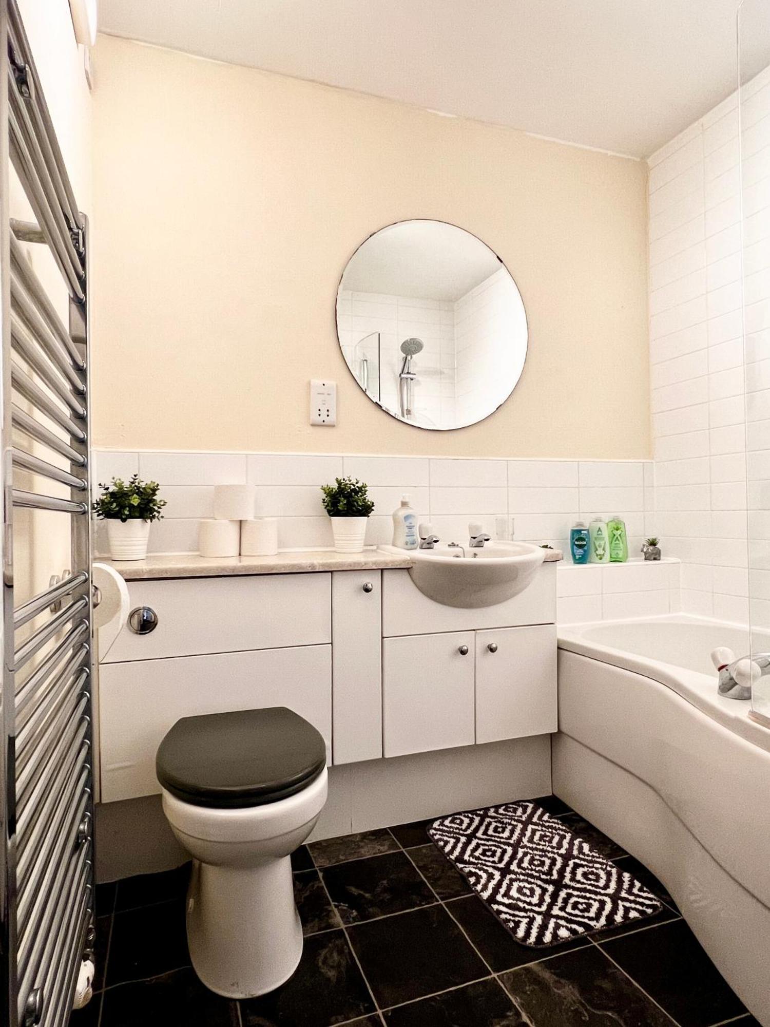 Stylish Modern Flat With Juliet Balcony & Parking Leilighet Glasgow Eksteriør bilde