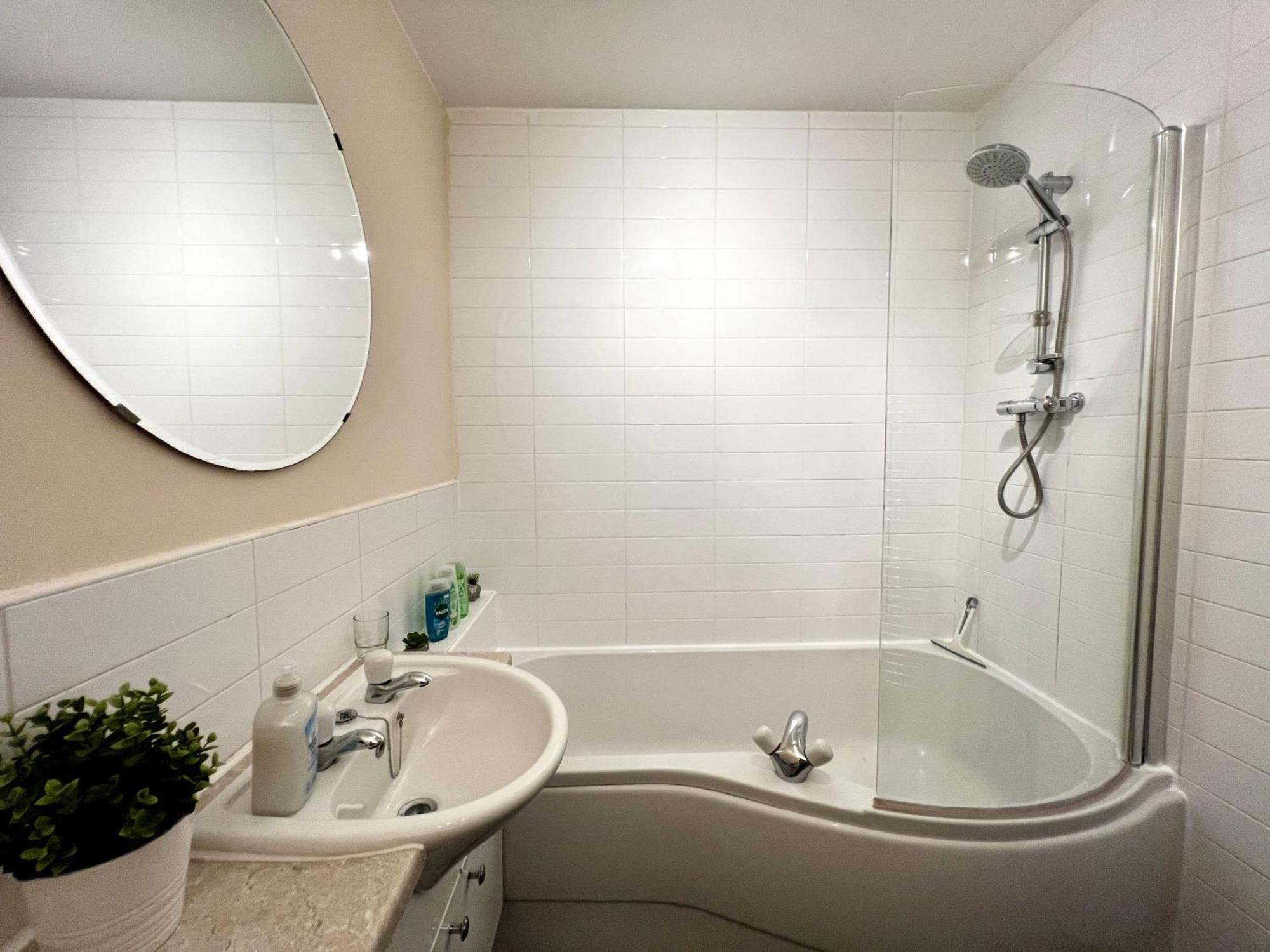Stylish Modern Flat With Juliet Balcony & Parking Leilighet Glasgow Eksteriør bilde