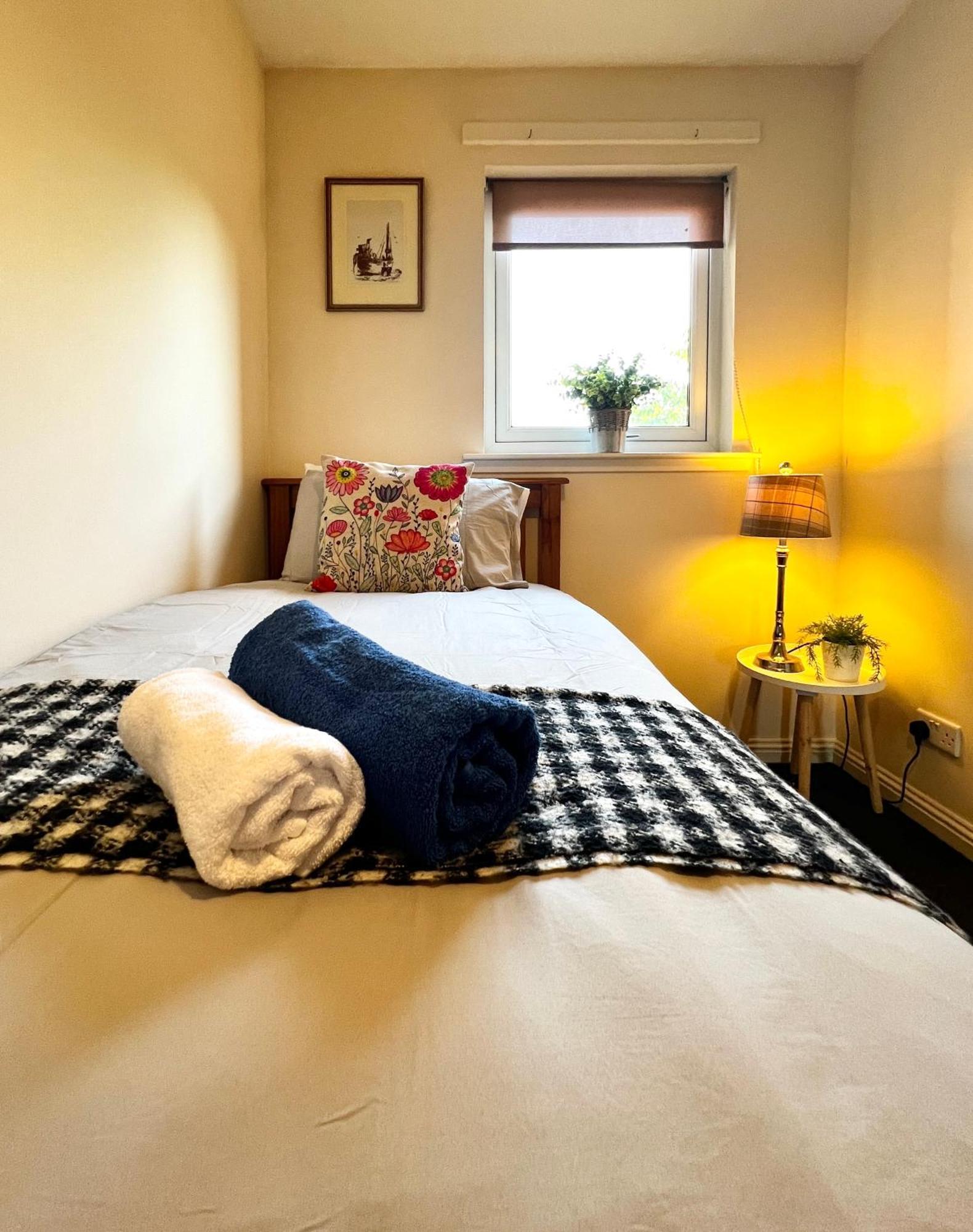 Stylish Modern Flat With Juliet Balcony & Parking Leilighet Glasgow Eksteriør bilde