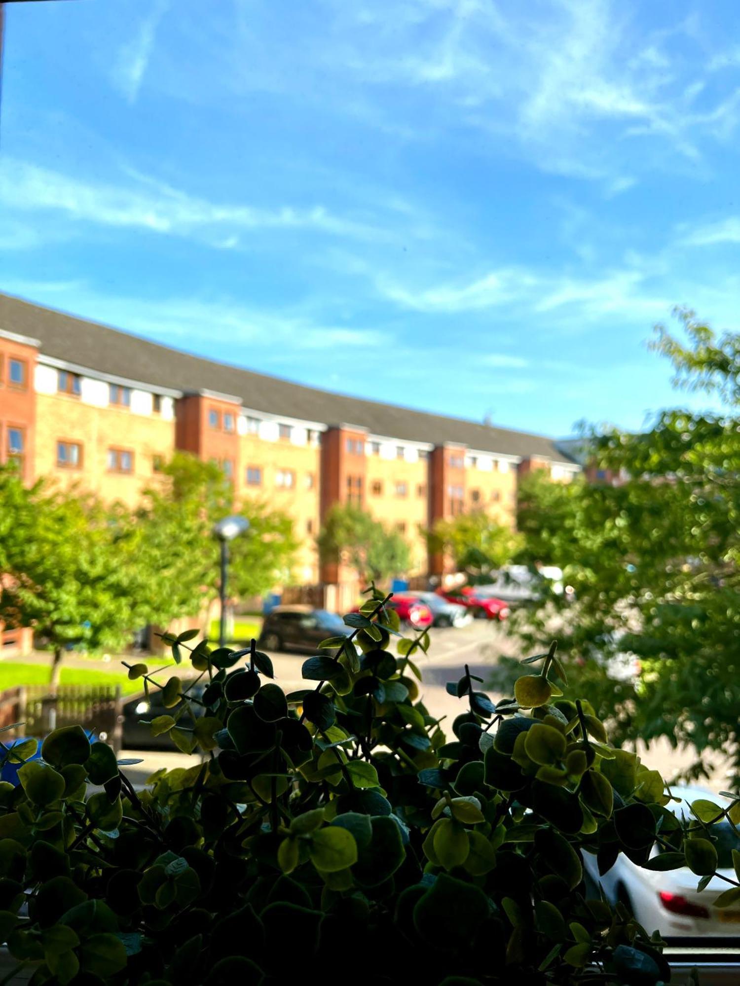 Stylish Modern Flat With Juliet Balcony & Parking Leilighet Glasgow Eksteriør bilde