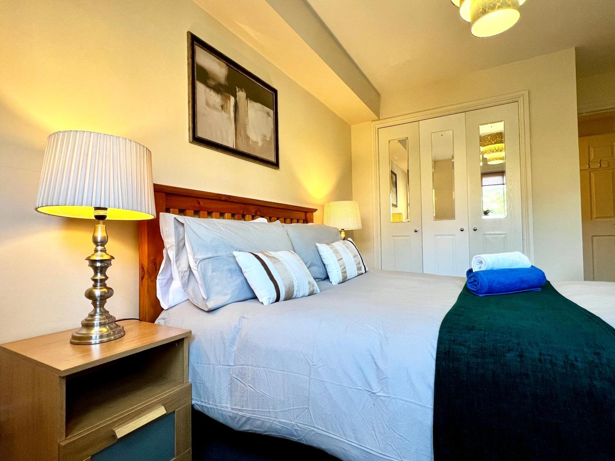 Stylish Modern Flat With Juliet Balcony & Parking Leilighet Glasgow Eksteriør bilde