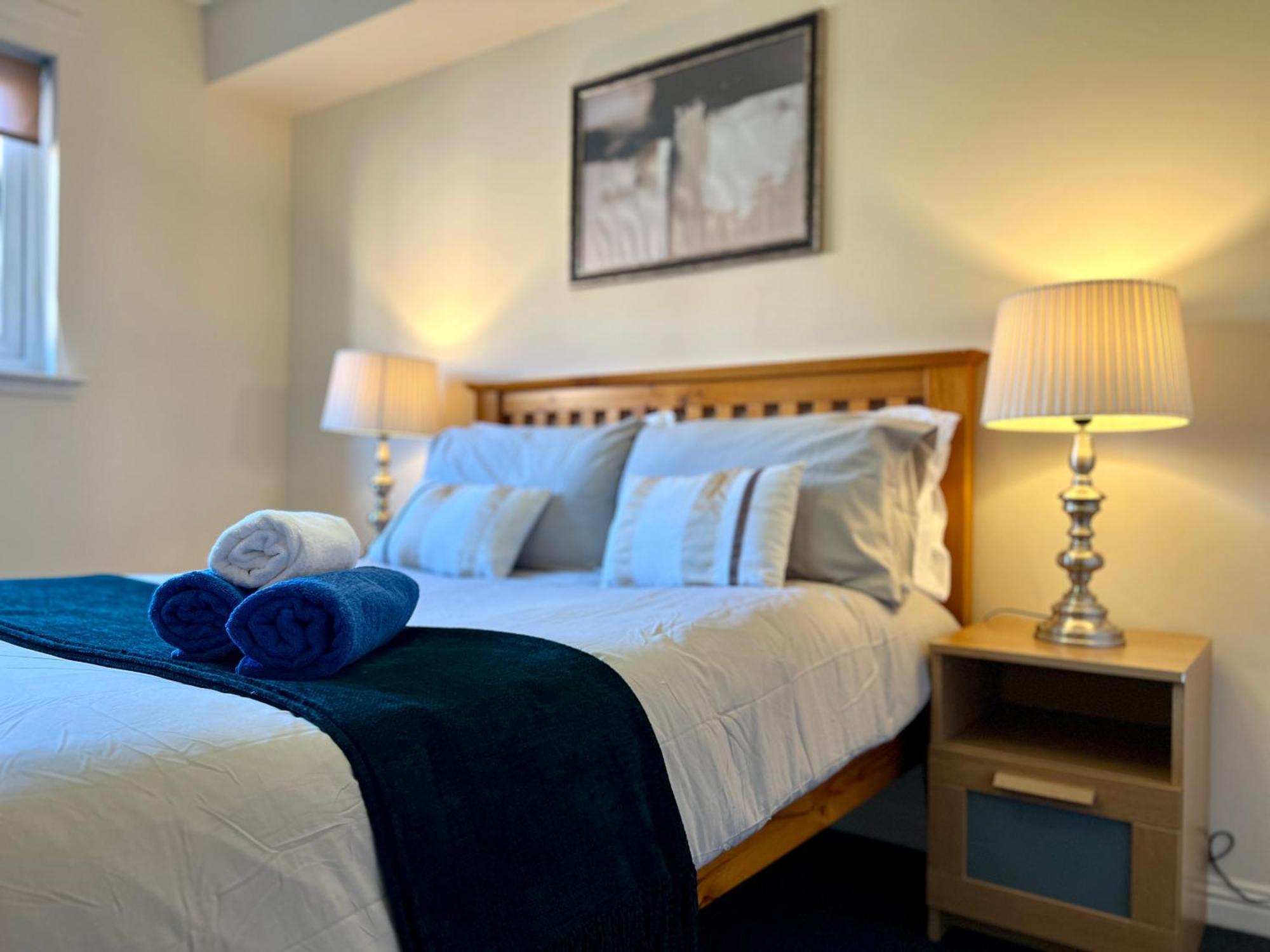 Stylish Modern Flat With Juliet Balcony & Parking Leilighet Glasgow Eksteriør bilde