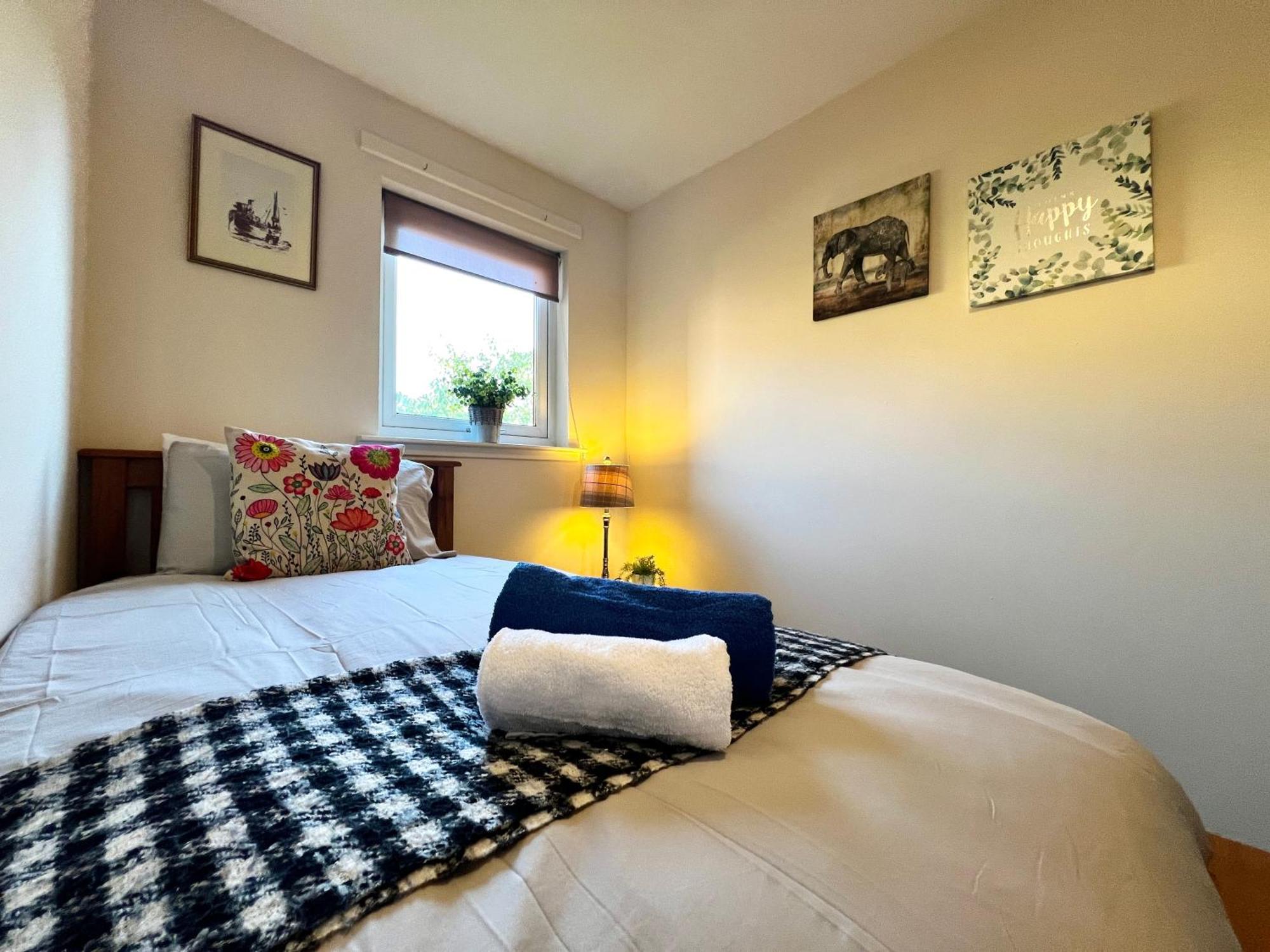 Stylish Modern Flat With Juliet Balcony & Parking Leilighet Glasgow Eksteriør bilde