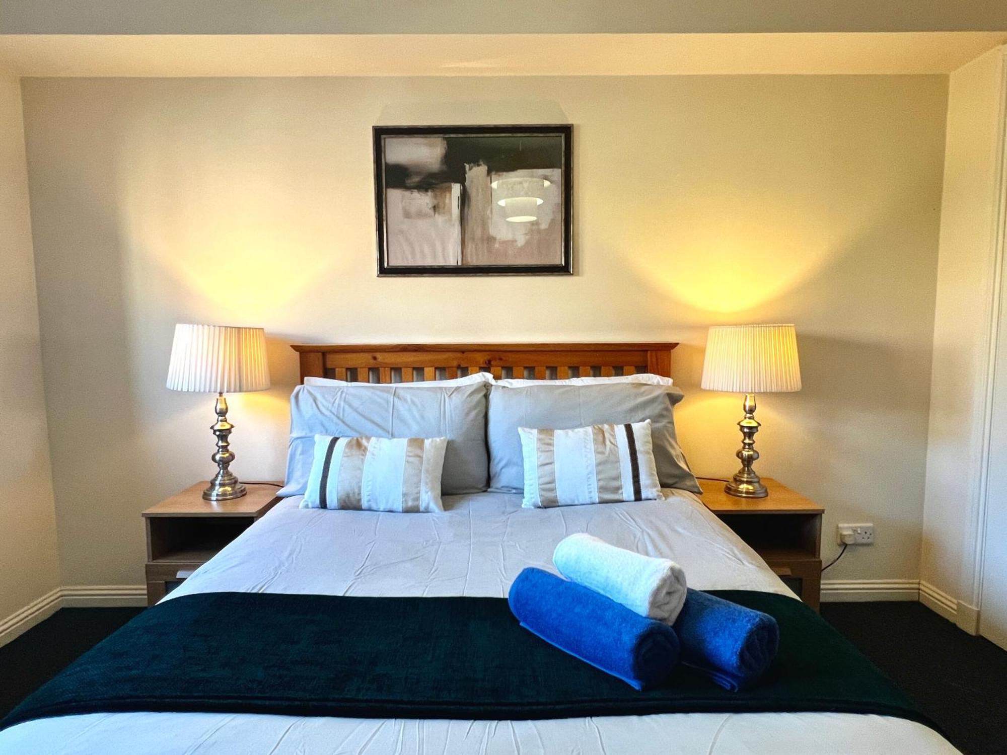 Stylish Modern Flat With Juliet Balcony & Parking Leilighet Glasgow Eksteriør bilde