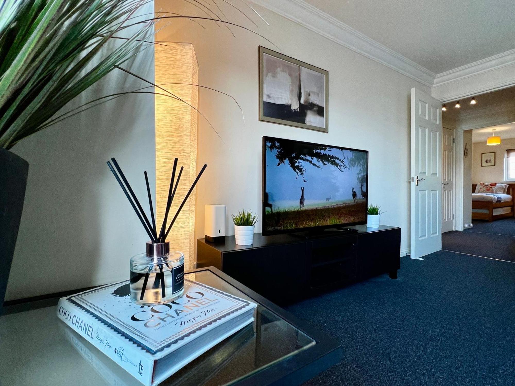 Stylish Modern Flat With Juliet Balcony & Parking Leilighet Glasgow Eksteriør bilde