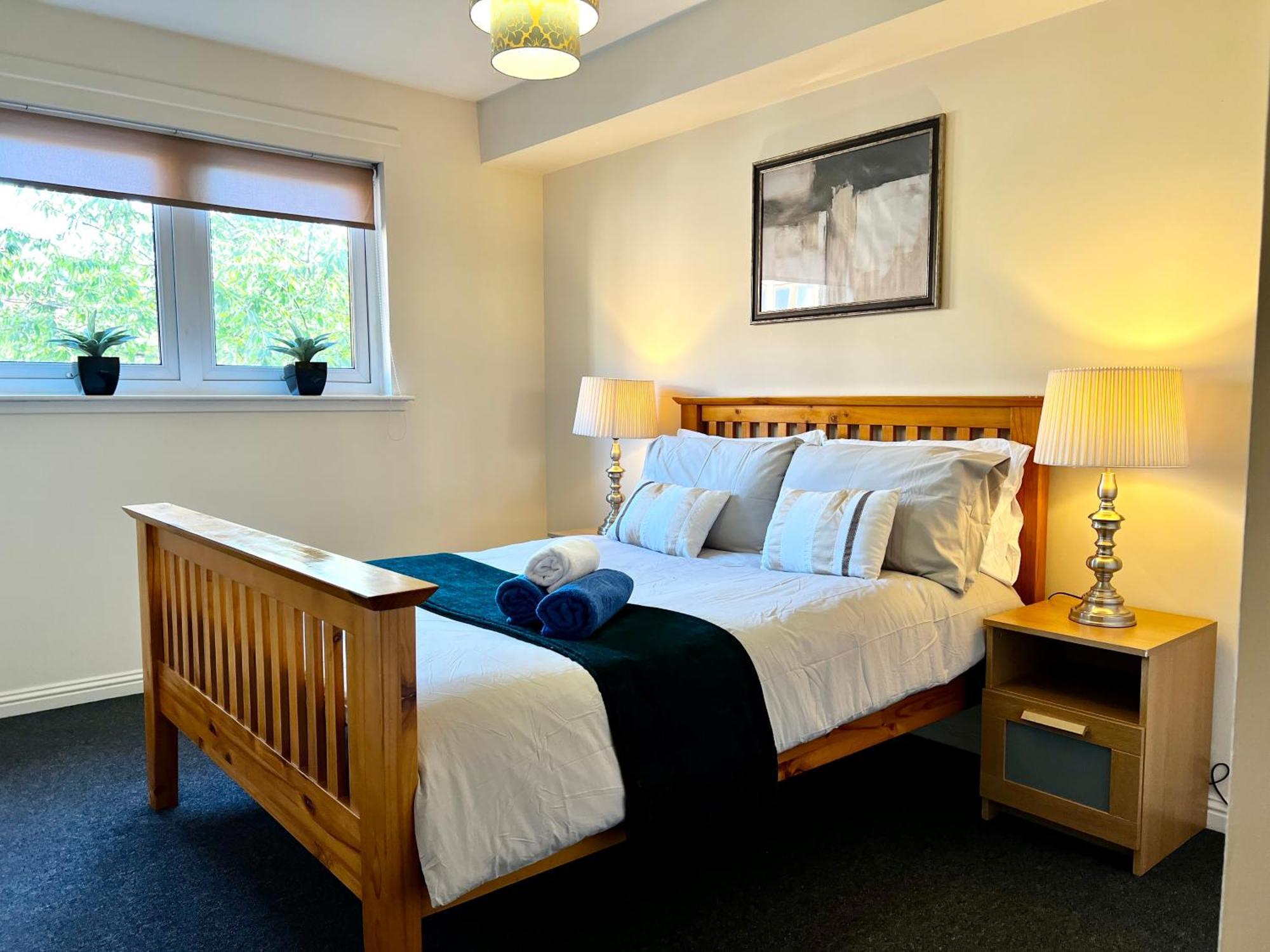 Stylish Modern Flat With Juliet Balcony & Parking Leilighet Glasgow Eksteriør bilde
