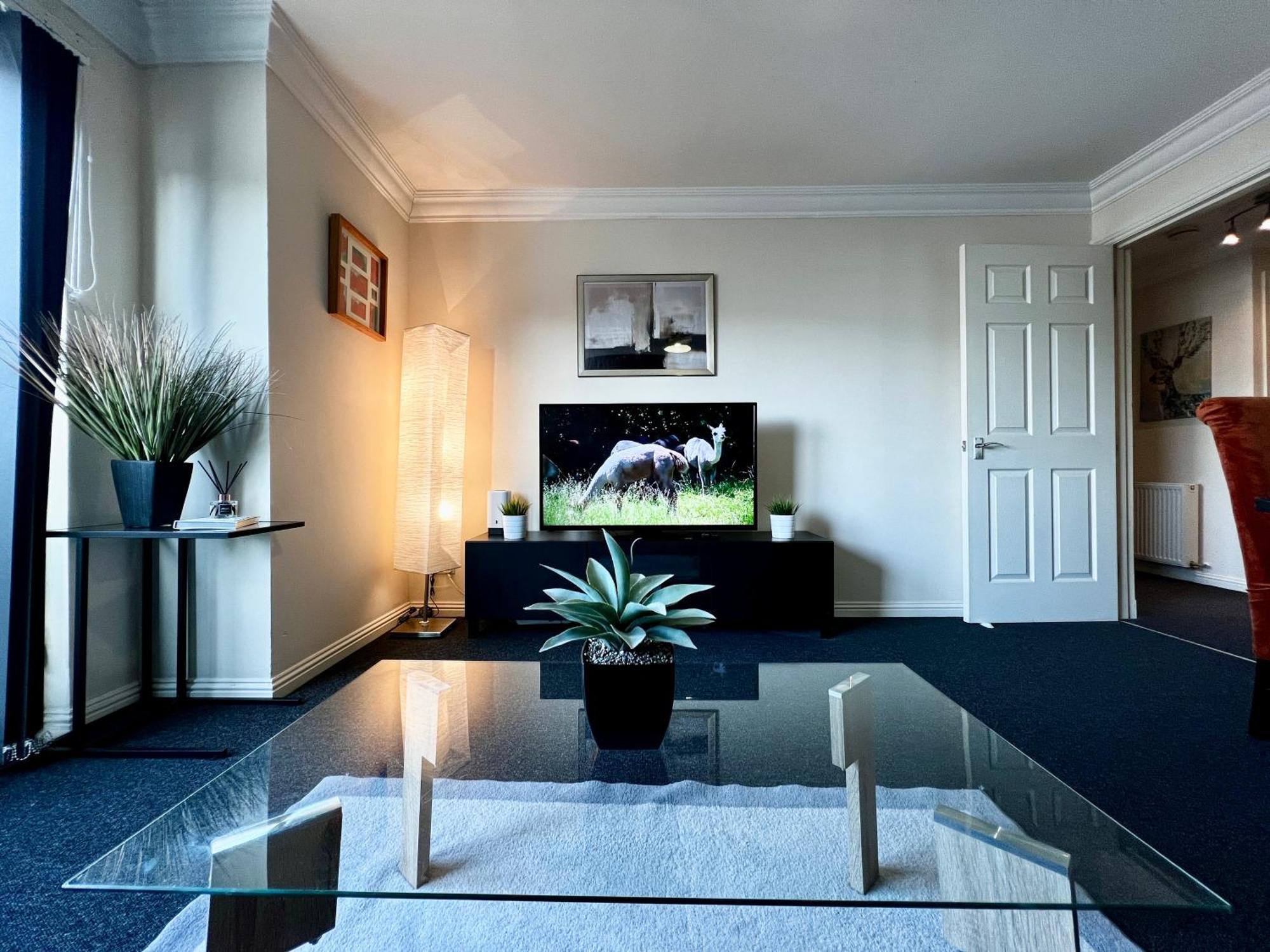 Stylish Modern Flat With Juliet Balcony & Parking Leilighet Glasgow Eksteriør bilde
