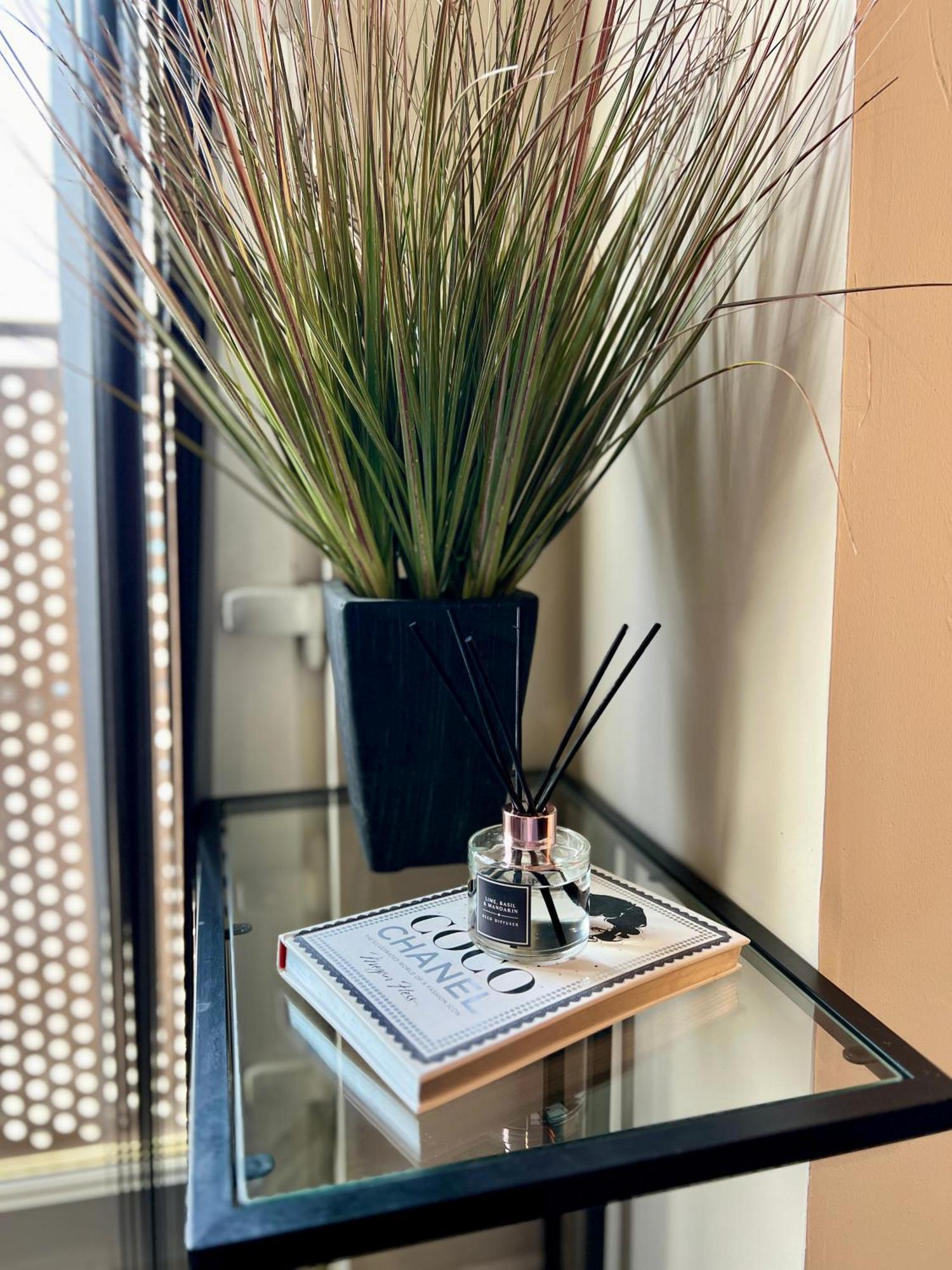 Stylish Modern Flat With Juliet Balcony & Parking Leilighet Glasgow Eksteriør bilde