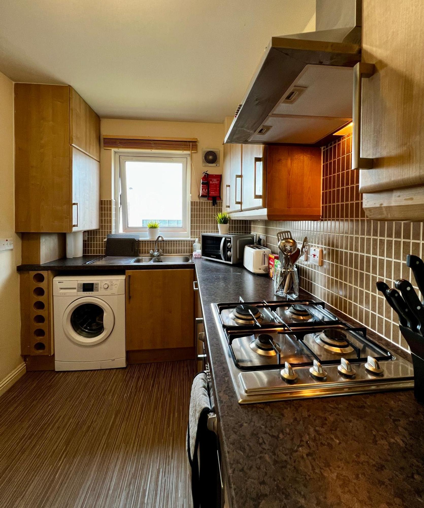 Stylish Modern Flat With Juliet Balcony & Parking Leilighet Glasgow Eksteriør bilde