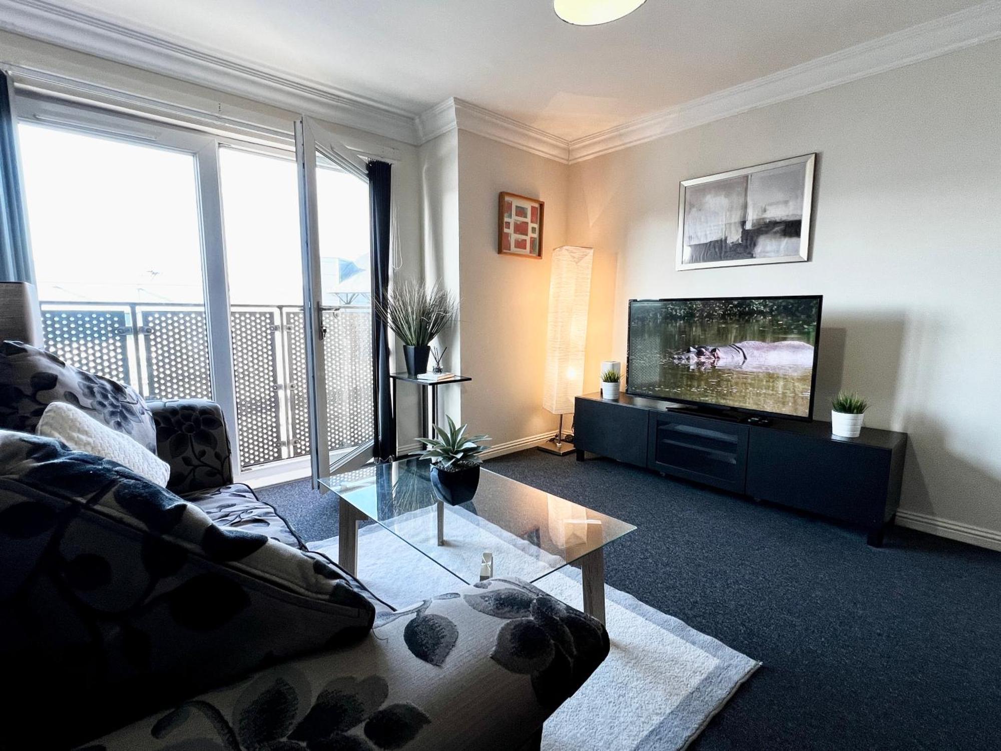 Stylish Modern Flat With Juliet Balcony & Parking Leilighet Glasgow Eksteriør bilde