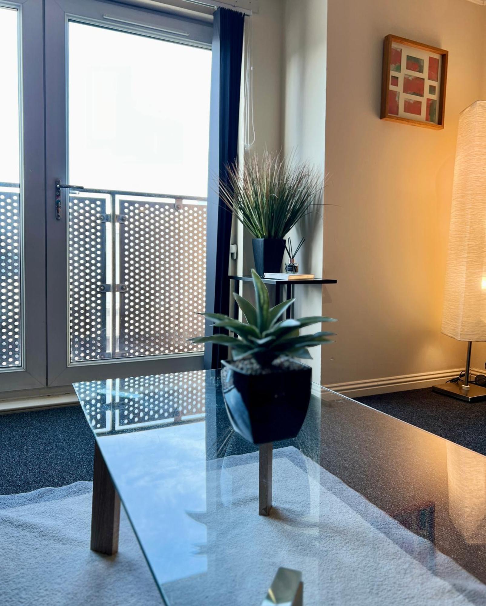 Stylish Modern Flat With Juliet Balcony & Parking Leilighet Glasgow Eksteriør bilde