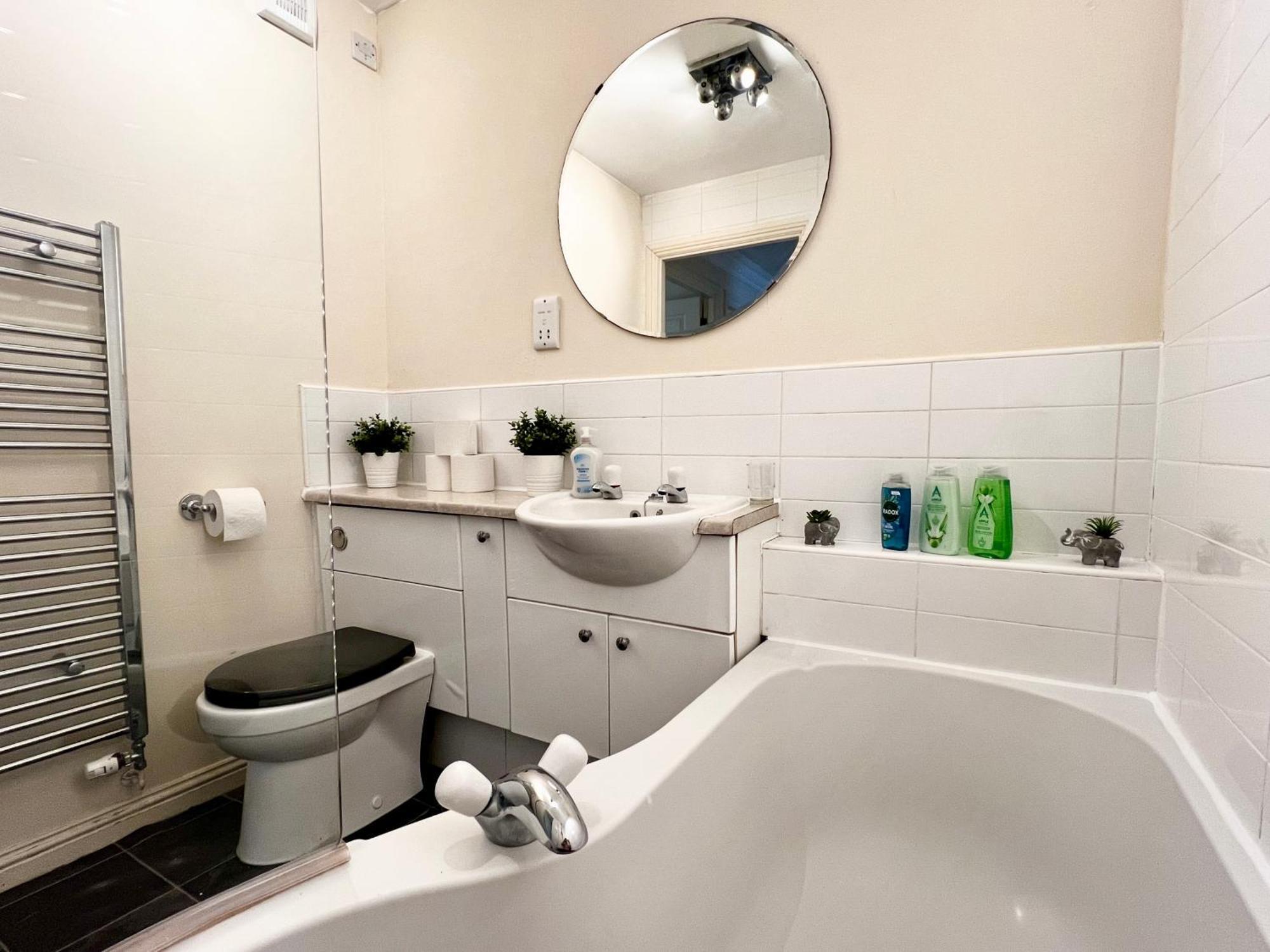 Stylish Modern Flat With Juliet Balcony & Parking Leilighet Glasgow Eksteriør bilde