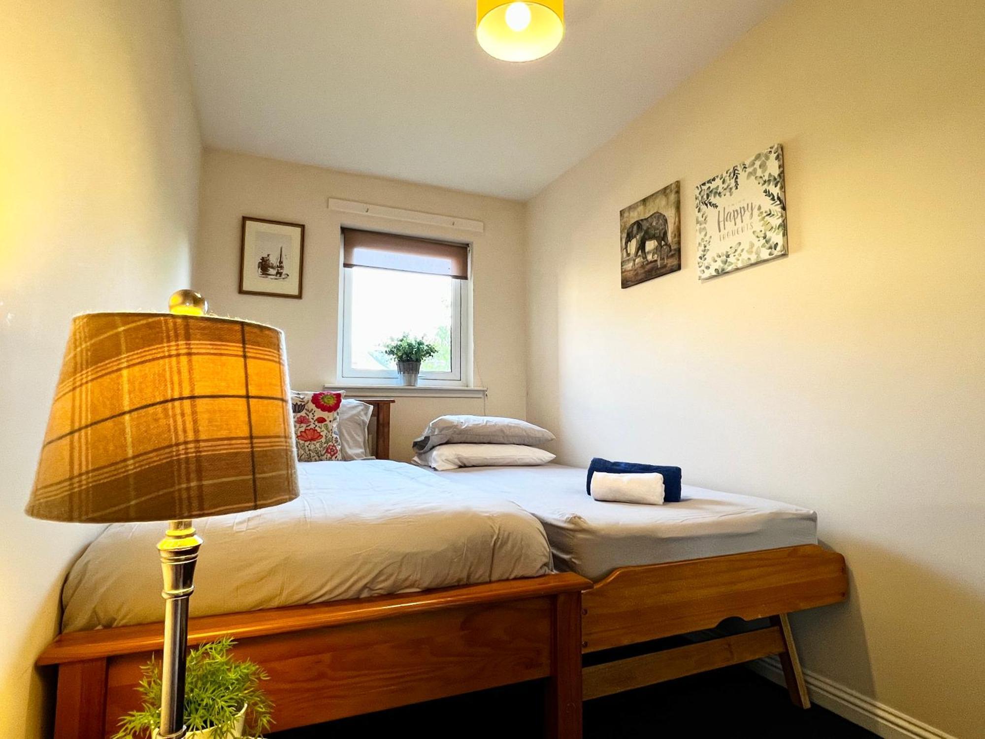 Stylish Modern Flat With Juliet Balcony & Parking Leilighet Glasgow Eksteriør bilde