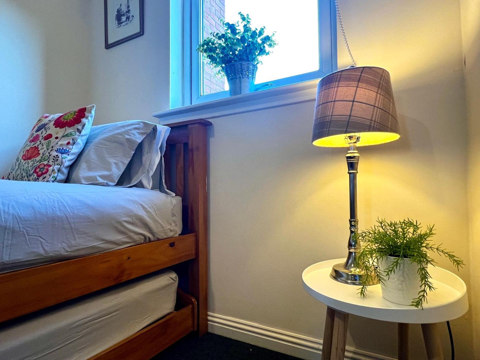 Stylish Modern Flat With Juliet Balcony & Parking Leilighet Glasgow Eksteriør bilde
