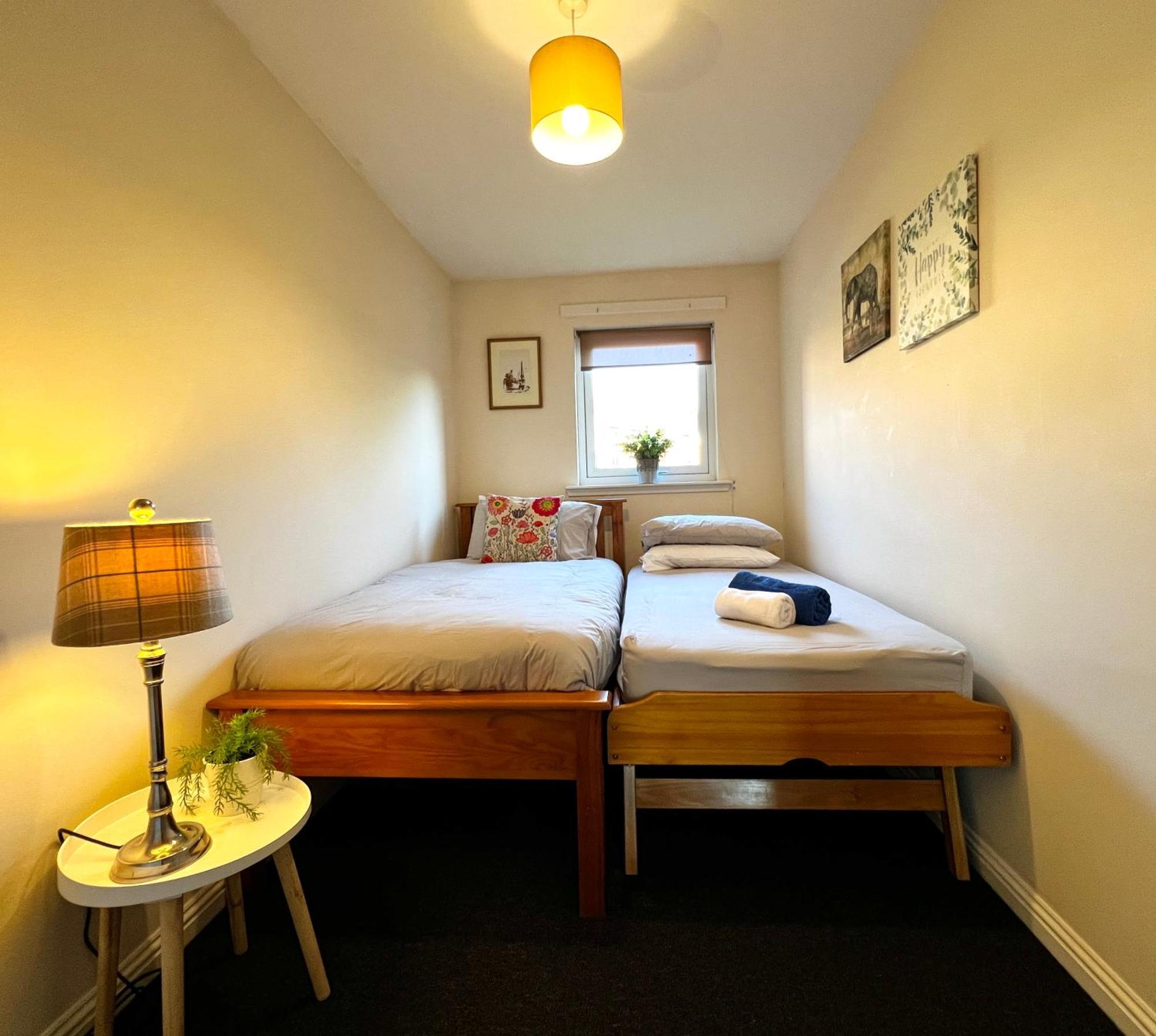 Stylish Modern Flat With Juliet Balcony & Parking Leilighet Glasgow Eksteriør bilde