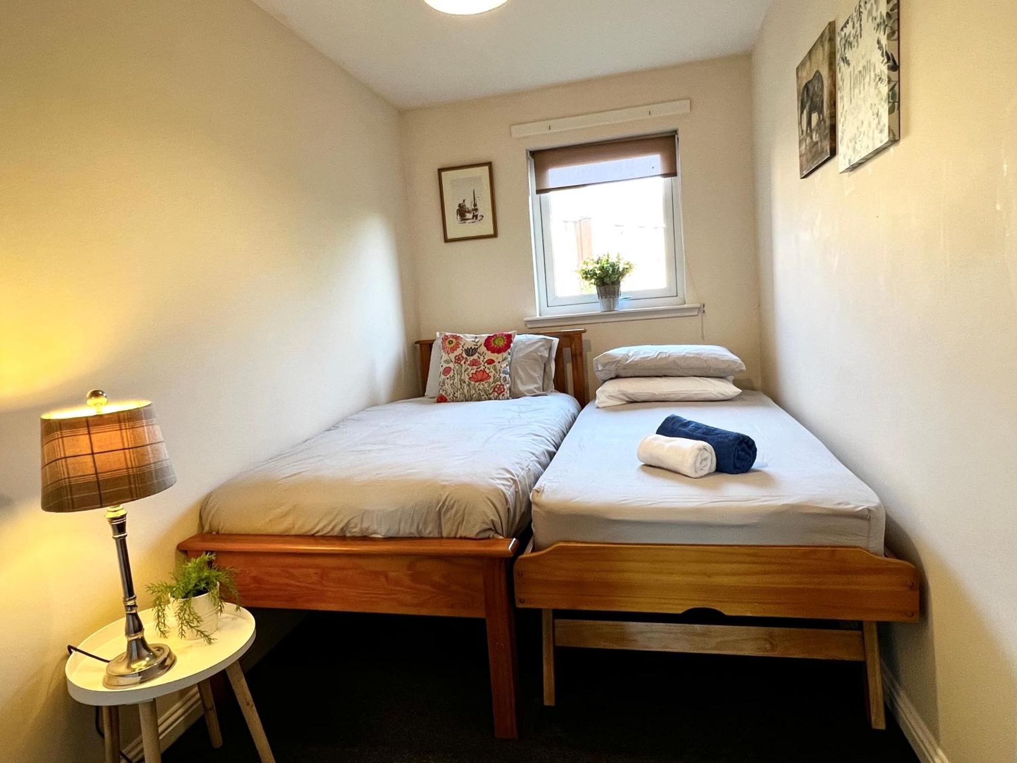 Stylish Modern Flat With Juliet Balcony & Parking Leilighet Glasgow Eksteriør bilde