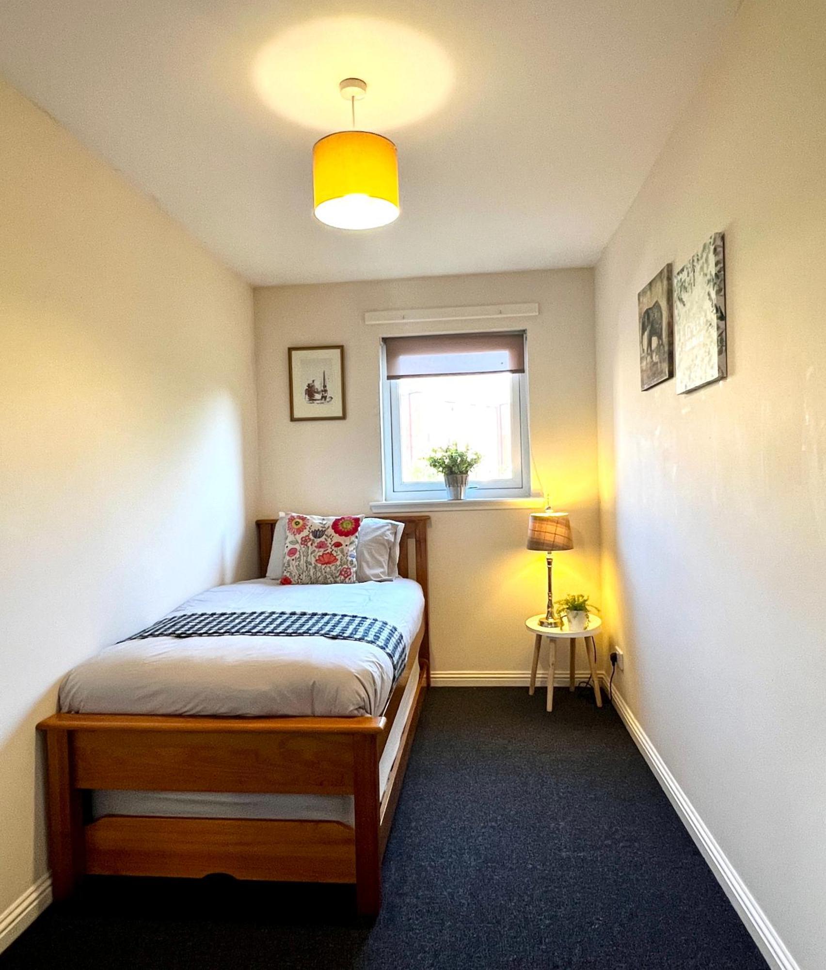 Stylish Modern Flat With Juliet Balcony & Parking Leilighet Glasgow Eksteriør bilde